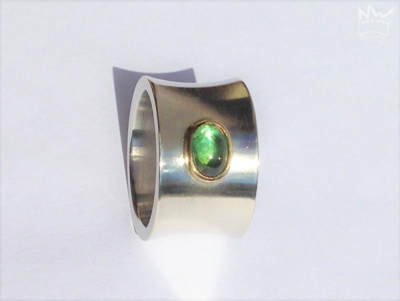 Ein wunderschöner, konvex geformter Bandring aus Sterlingsilber mit einem in 18kt Gold gefassten, ovalen Turmalin.