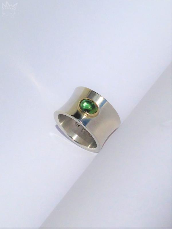 Ein wunderschöner, konvex geformter Bandring aus Sterlingsilber mit einem in 18kt Gold gefassten, ovalen Turmalin.