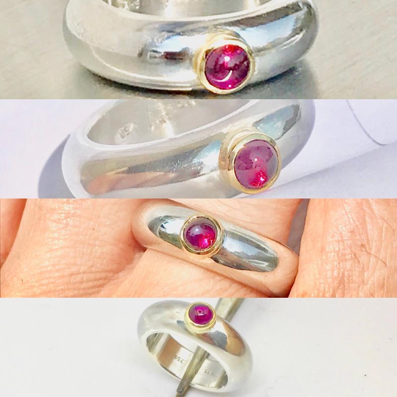 Ein runder rosaner Rhodolithcabochon ist in einer Goldfassung aus 750er Gold gefasst und sitzt auf einer kräftigen und aus einem Stück gegossenen Ringschiene aus 935er Silber.