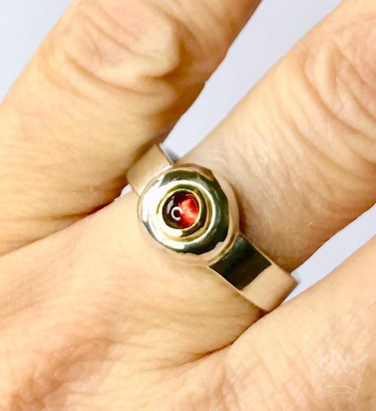 Ein wunderschöner, runder Granat als Cabochon geschliffen und in 18kt Gelbgold gefasst, sitzt auf einem grossen Silbernugget der in der Ringschiene aus 935er Silber sitzt.