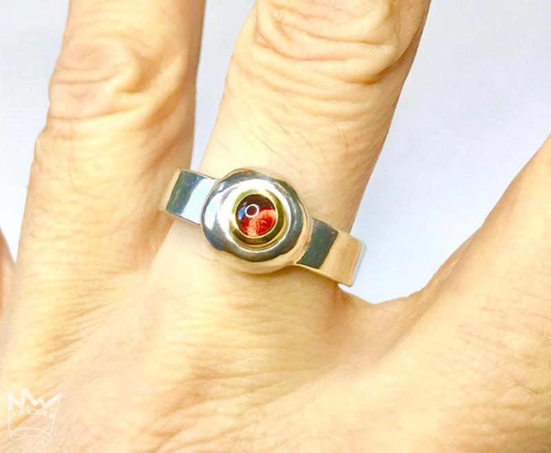 Ein wunderschöner, runder Granat als Cabochon geschliffen und in 18kt Gelbgold gefasst, sitzt auf einem grossen Silbernugget der in der Ringschiene aus 935er Silber sitzt.