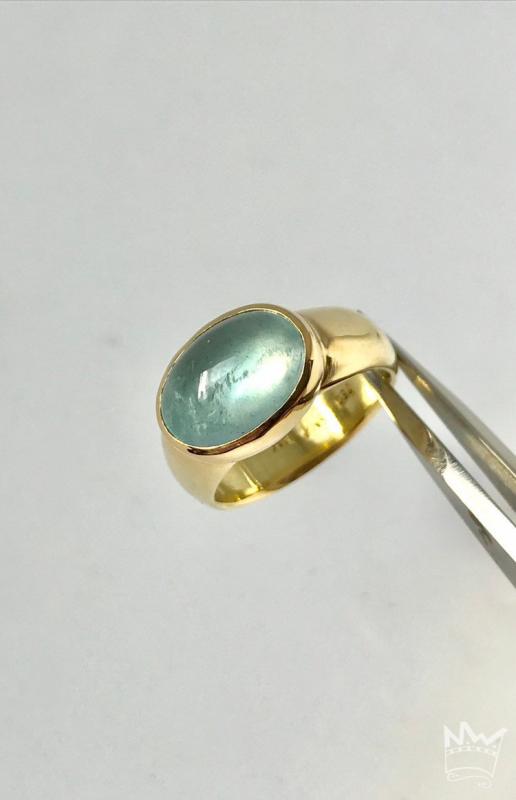 Ein zauberhafter Aquamarin, gefasst in 18kt Gelbgold auf einer Ringschiene aus ebenfalls 750 Gelbgold.