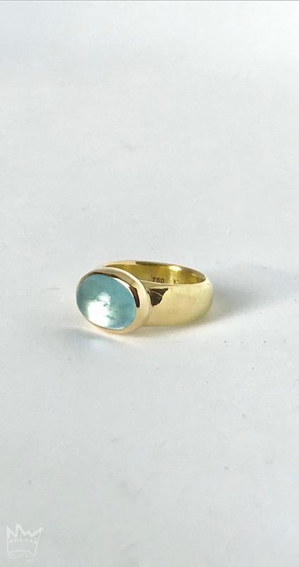 Ein zauberhafter Aquamarin, gefasst in 18kt Gelbgold auf einer Ringschiene aus ebenfalls 750 Gelbgold.