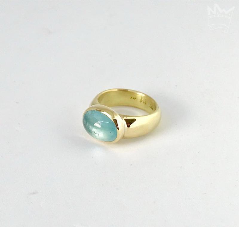 Ein zauberhafter Aquamarin, gefasst in 18kt Gelbgold auf einer Ringschiene aus ebenfalls 750 Gelbgold.