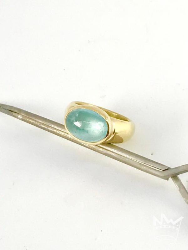 Ein zauberhafter Aquamarin, gefasst in 18kt Gelbgold auf einer Ringschiene aus ebenfalls 750 Gelbgold.