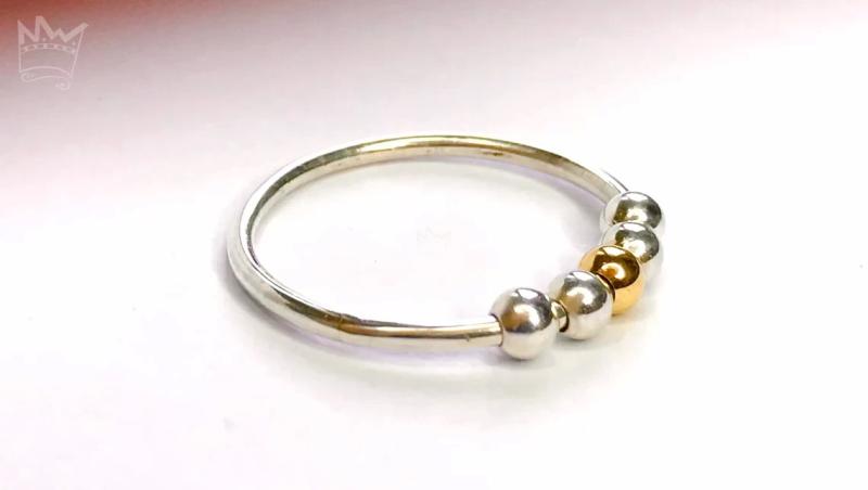 Fidget Ring mit einer Goldkugel