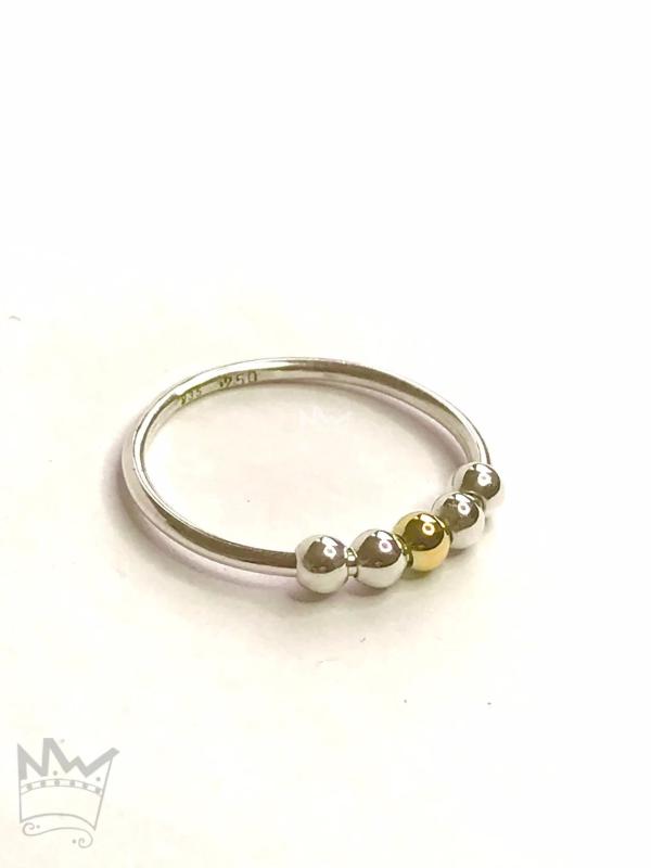 Fidget Ring mit einer Goldkugel