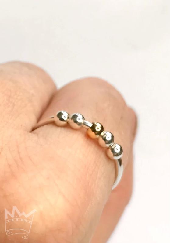 Fidget Ring mit einer Goldkugel