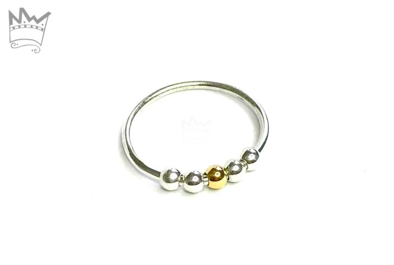 Fidget Ring mit einer Goldkugel