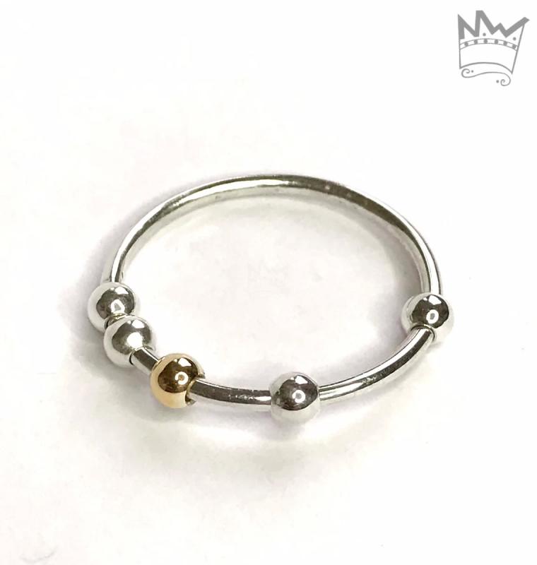 Fidget Ring mit einer Goldkugel