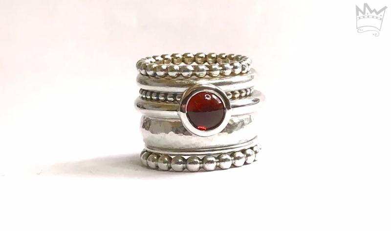 Granatring in Silber in Kombination
