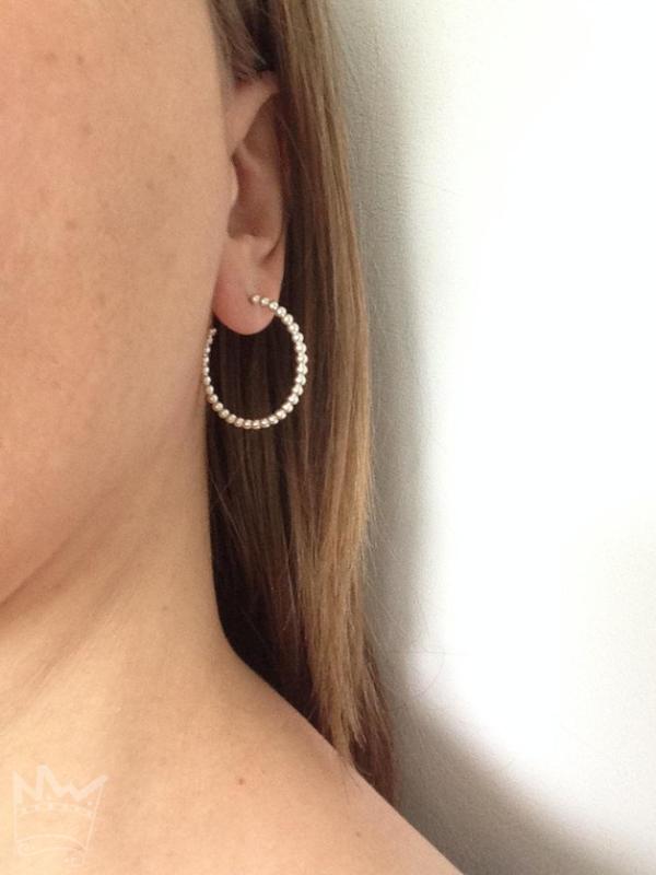 Ohrstecker Kugelcreole am Ohr angesteckt