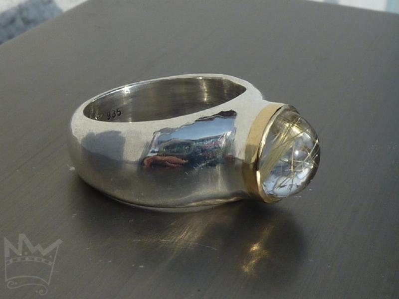 Silberring mit Rutilquarz in Gold gefasst