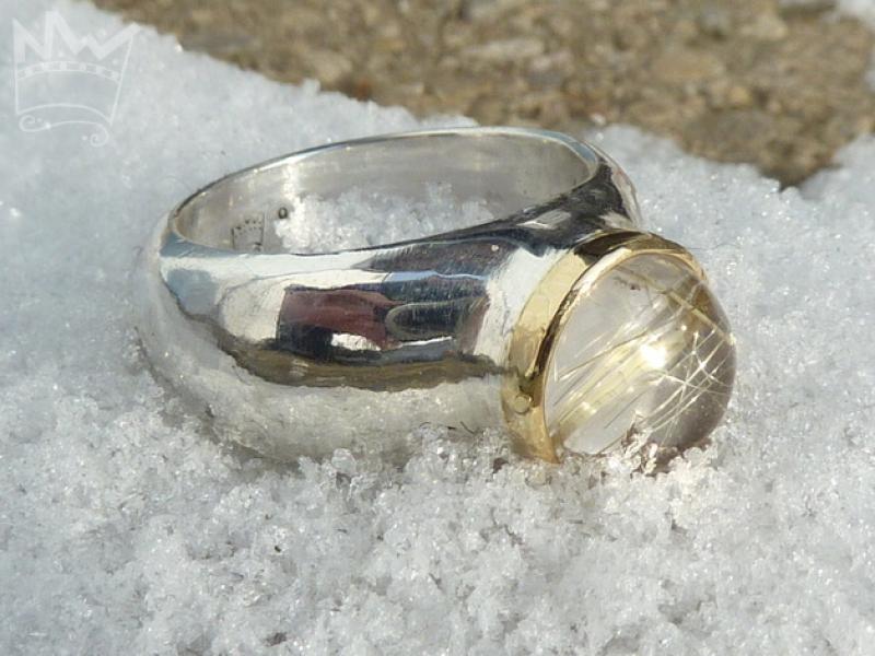 Silberring mit Rutilquarz in Gold gefasst