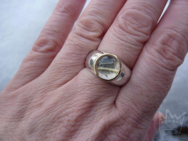 Silberring mit Rutilquarz in Gold gefasst
