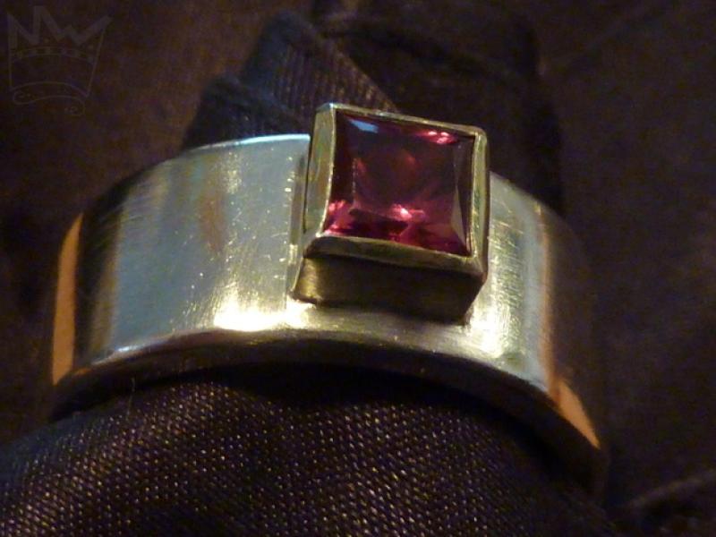 Bandring aus Silber mit in Gold gefassten Rhodolith