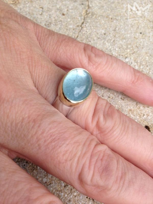 Blauer Topas auf Silberring in Goldeinfassung