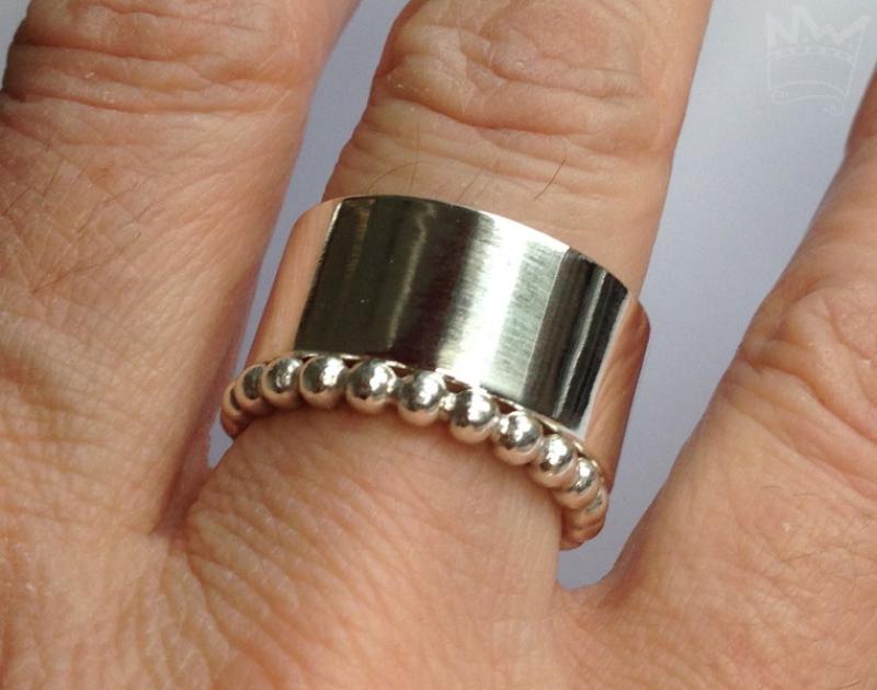 Breiter gerader Bandring aus Silber in Kombination mit einem Kugelring