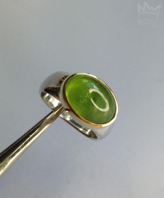 Silberring mit Peridot in Goldeinfassung