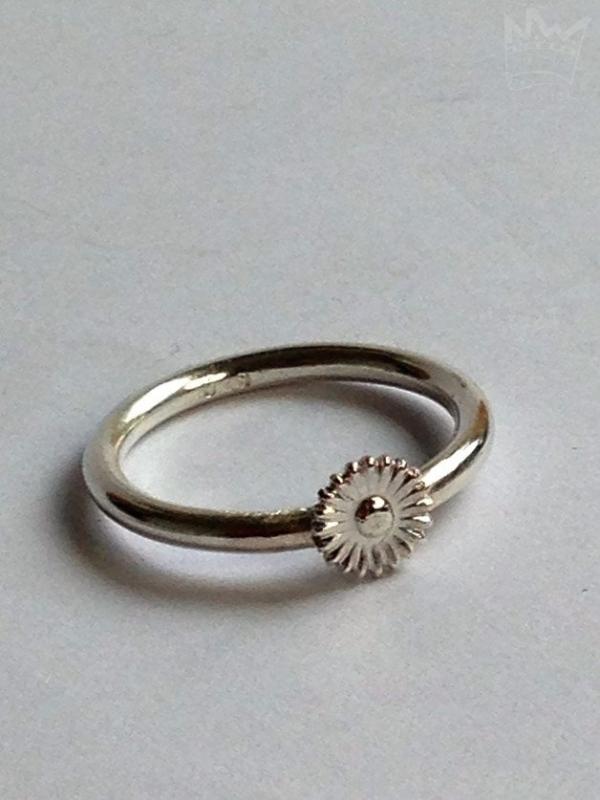 Ein feiner Silberring mit einer feinen Blüte aus Sterlingsilber.