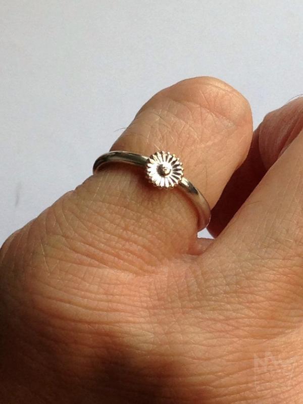 Ein feiner Silberring mit einer feinen Blüte aus Sterlingsilber.