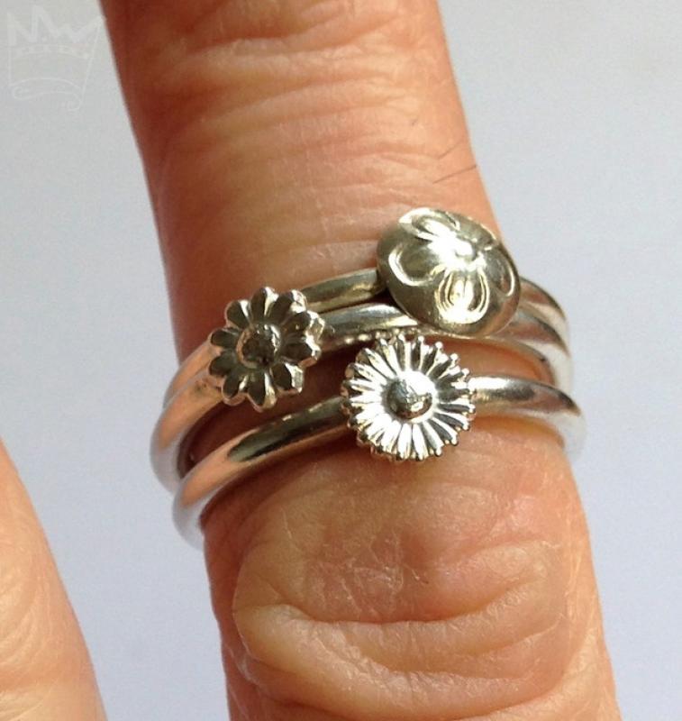 Ein feiner Silberring mit einer feinen Blüte aus Sterlingsilber.