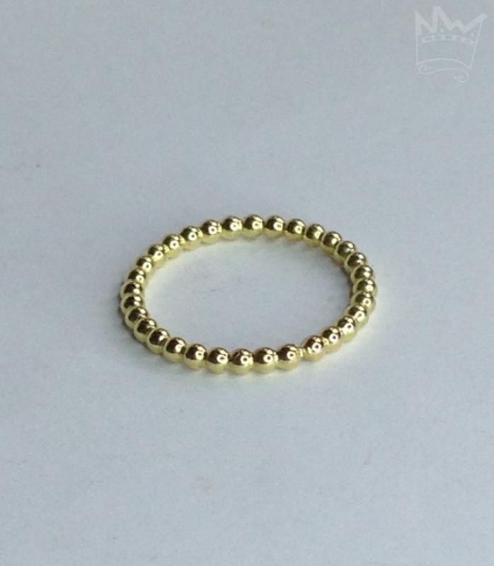 Ein feiner, zarter Kugelring aus 18kt Gold mit einem Kugeldurchmesser von 2mm