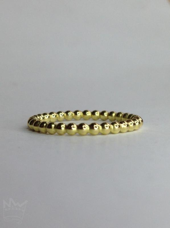 Ein feiner, zarter Kugelring aus 18kt Gold mit einem Kugeldurchmesser von 2mm