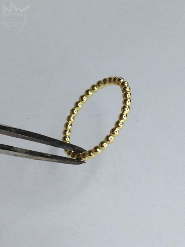 Ein feiner, zarter Kugelring aus 18kt Gold mit einem Kugeldurchmesser von 2mm