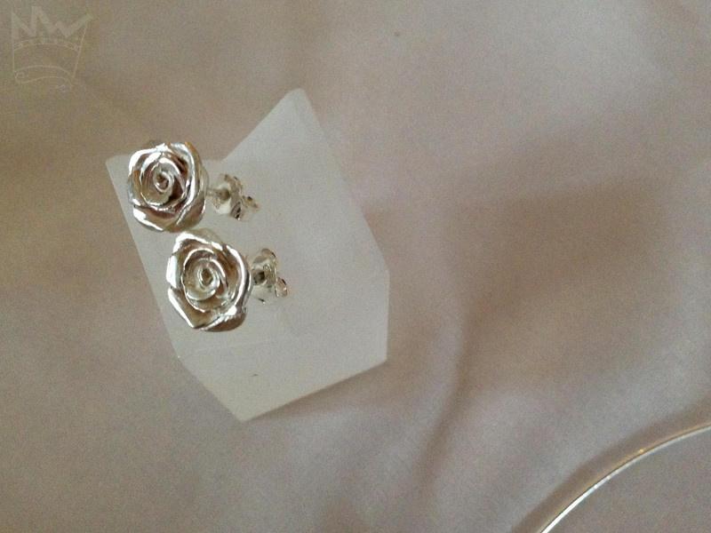 Ohrstecker mit einer Rosenblüte verziert