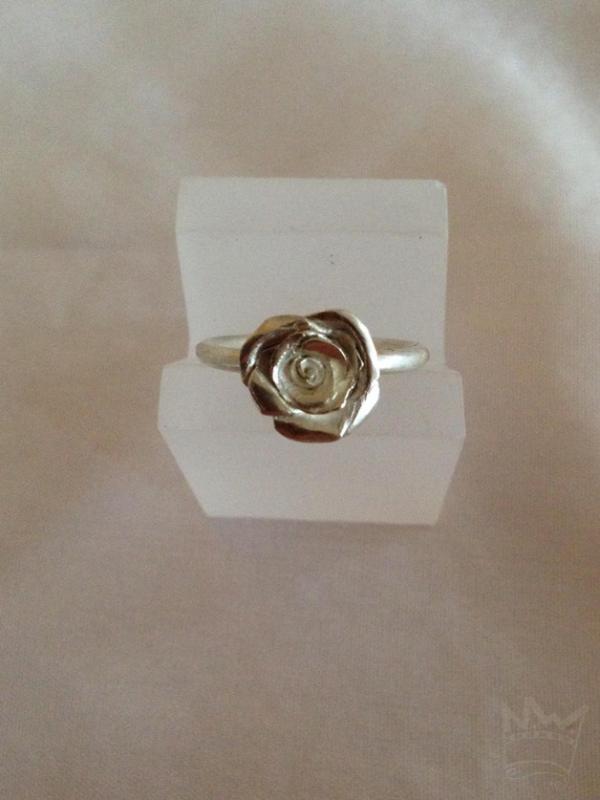 Ring mit Rosenblüte