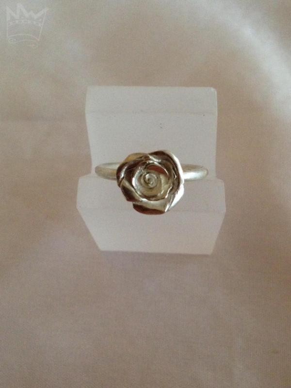 Ring mit Rosenblüte