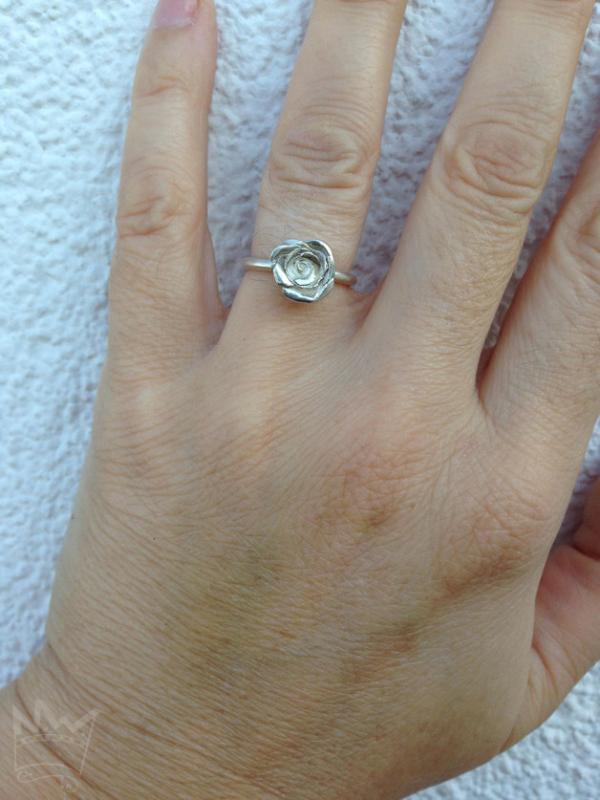 Ring mit Rosenblüte an Hand