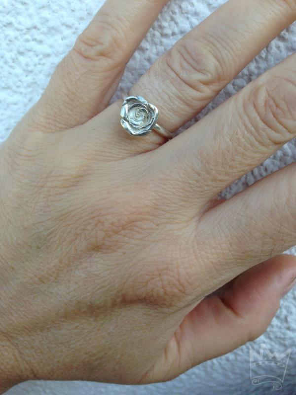 Ring mit Rosenblüte an Hand
