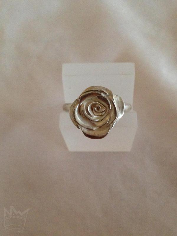 Ring mit Rosenblüte