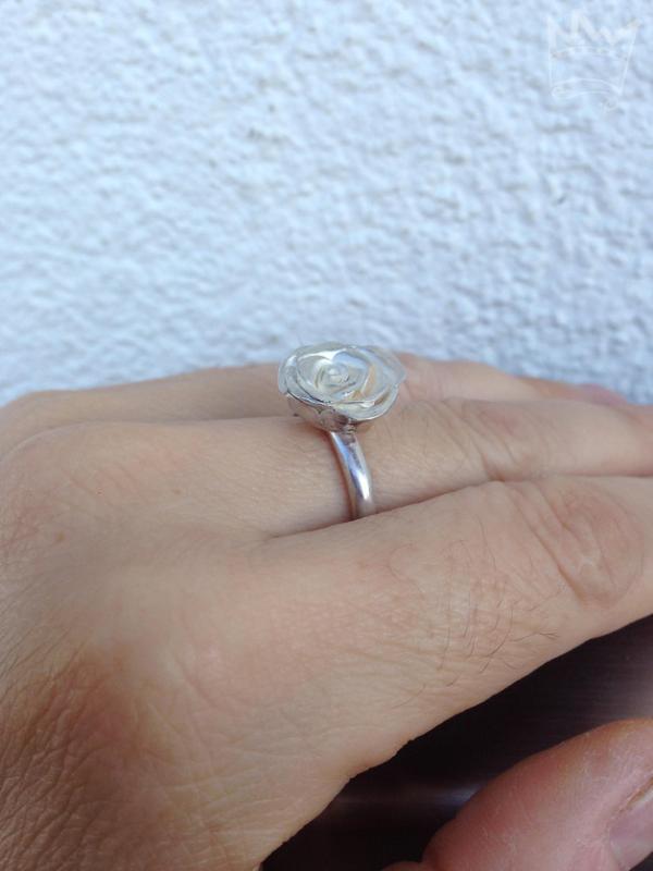 Ring mit Rosenblüte an Hand