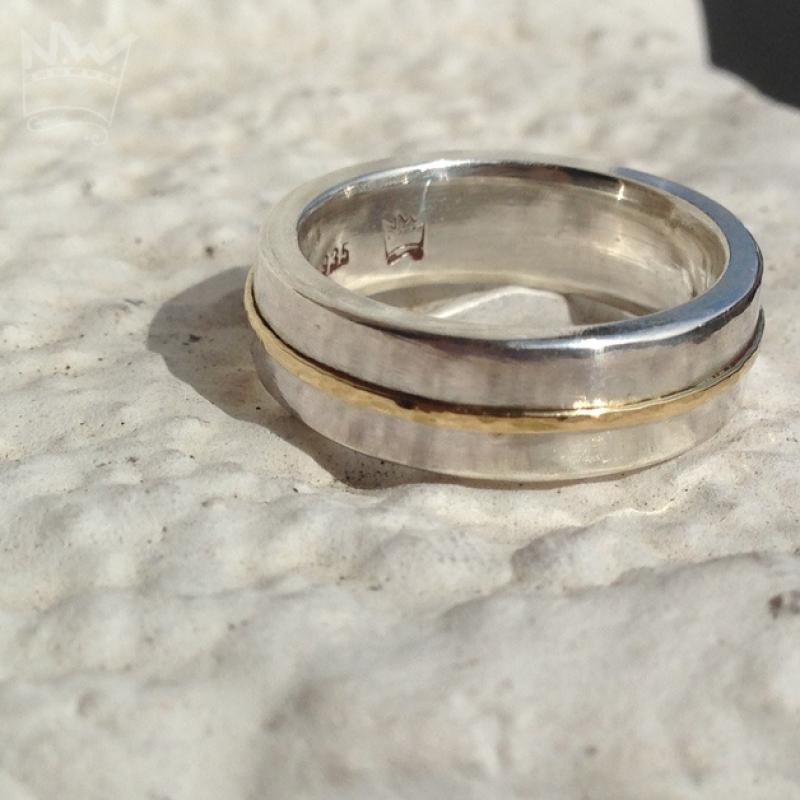 Silberring mit mittigem Goldband.